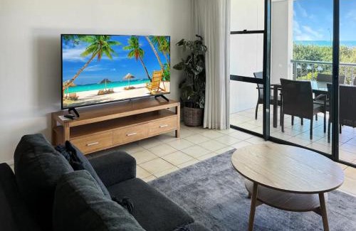 Alexandra Headland Apartment | Unwind in Coastal Resort -1 bedroom
