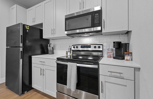 Rogers Apartment | Unwind in Comfort – Modern 1BR w/Pool, Gym, Free Parking & a Cozy Sectional to Lounge In