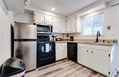 College Hill Apartment | UO-KingBd-AC-CouchBd-ComfyClean-Autzen-AmazonPark-GreatWalkBikeScore
