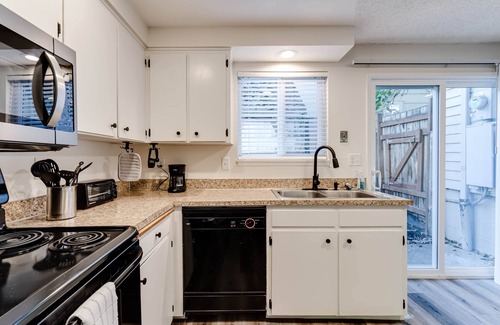 College Hill Apartment | UO-KingBd-AC-CouchBd-ComfyClean-Autzen-AmazonPark-GreatWalkBikeScore