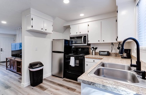 College Hill Apartment | UO-KingBd-AC-CouchBd-ComfyClean-Autzen-AmazonPark-GreatWalkBikeScore