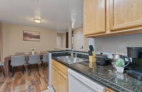 McNeil House | Up to 16 People - Mins 2 Downtown - Luxury Home