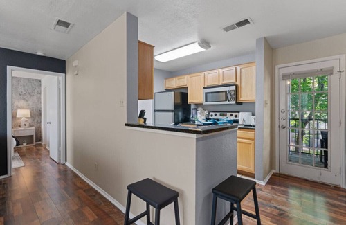 McNeil House | Up to 16 People - Mins 2 Downtown - Luxury Home