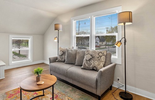 Manitowoc Apartment | Upbeat Upper Apt - 1 Mile to Maritime Museum Manitowoc
