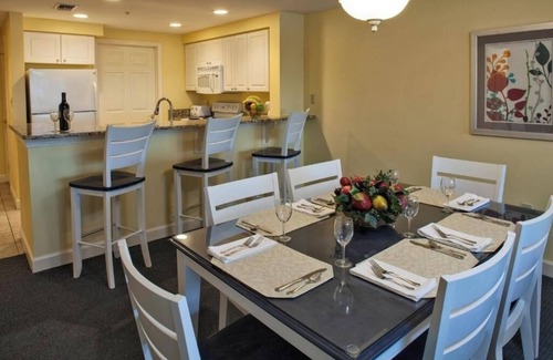 Hilton Head Resort | Updated 2BR Condo with Modern Kitchen, Balcony, Pool and Near Local Access