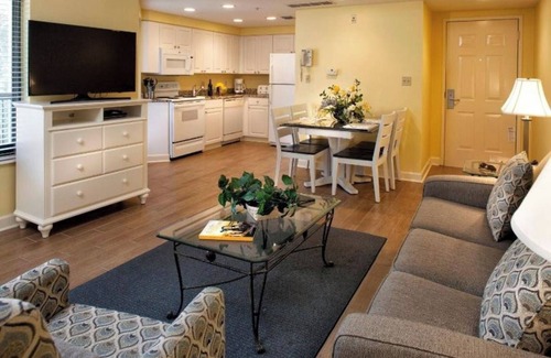 Hilton Head Resort | Updated 2BR Condo with Modern Kitchen, Balcony, Pool and Near Local Access