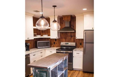 Destin House | Updated Beach Cottage. Easy Drive to the Beach! Close to Dining!