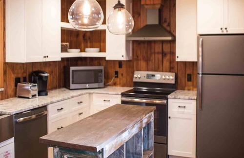 Destin House | Updated Beach Cottage. Easy Drive to the Beach! Close to Dining!