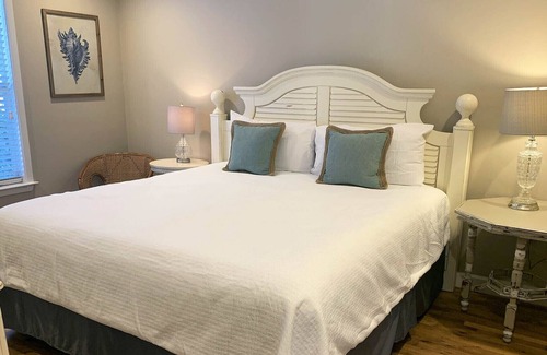 Destin House | Updated Beach Cottage. Easy Drive to the Beach! Close to Dining!