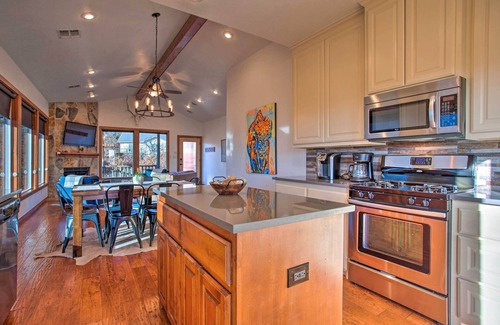 Medicine Park Cabin | Updated Cabin w/360-Degree Mtn View: 1 Mi to Lake