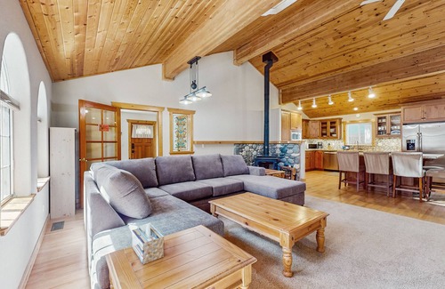 Truckee House | Updated Cabin with Deck, Grill, Washer and Dryer, Access to Pool, Spa