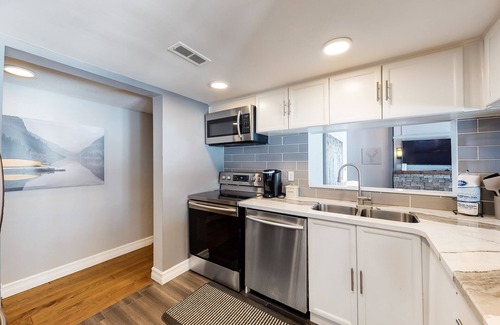 The Blue Mountains Condo | Updated condo with gas fireplace, private sauna, WiFi, central A/C, & W/D