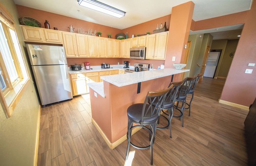 Mountain House Condo | Updated condo with amazing views and hot tub/pool