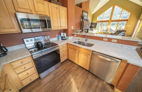Mountain House Condo | Updated condo with amazing views and hot tub/pool