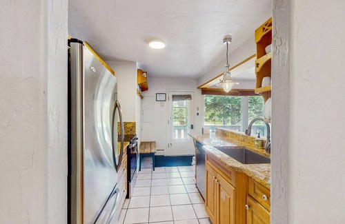 Vail Condo | Updated Condo with Walkable Locale, Free WiFi & Private Washer/Dryer