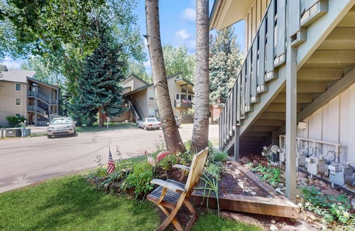 Vail Condo | Updated Condo with Walkable Locale, Free WiFi & Private Washer/Dryer
