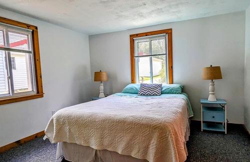 Grant House | Updated cottage with a huge deck, yard, fire pit & pontoon boat in the summer