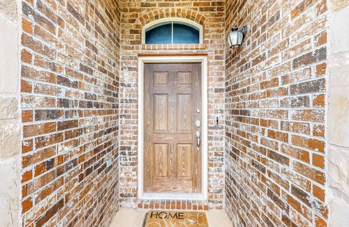 Odessa House | Updated Fixtures, Soaking Tub, & Enclosed Yard