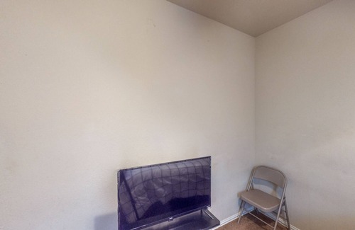 Odessa House | Updated Fixtures, Soaking Tub, & Enclosed Yard