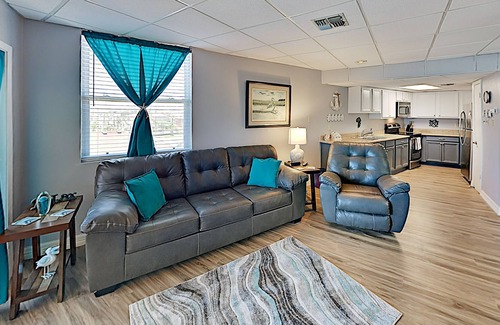 South Padre Island Condo | Updated island getaway with a pool, hot tub, & fishing pier - walk to beach & dining