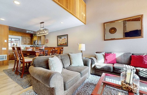 Mammoth Lakes Condo | Updated & Large, Near Golf Course! Gas Grill & Deck. Forested Quiet Location