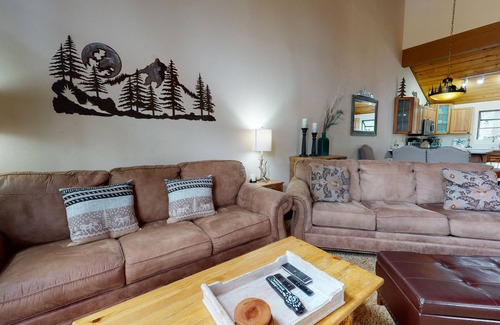 Mammoth Lakes Condo | Updated & Large, Near Golf Course! Gas Grill & Deck. Forested Quiet Location