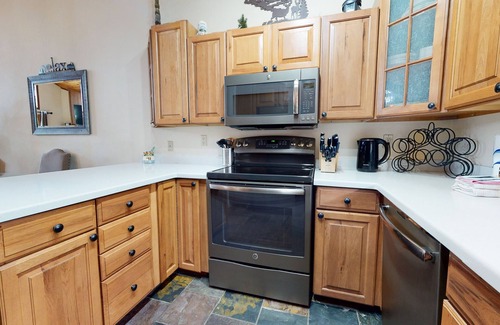 Mammoth Lakes Condo | Updated & Large, Near Golf Course! Gas Grill & Deck. Forested Quiet Location