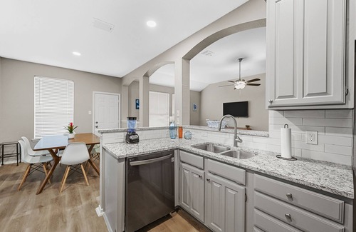 Corinth House | Updated Lonestar Cozy Retreat 3BR - Quick access to DFW airport, Denton area