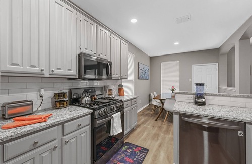 Corinth House | Updated Lonestar Cozy Retreat 3BR - Quick access to DFW airport, Denton area