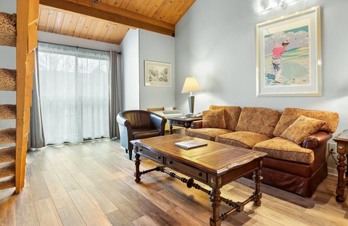 Wintergreen Condo | Updated Mountain Inn unit with open loft - accomodates 2