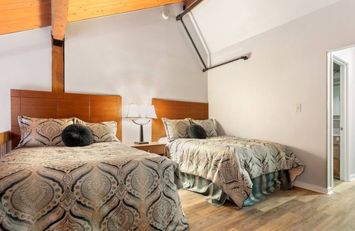 Wintergreen Condo | Updated Mountain Inn unit with open loft - accomodates 2
