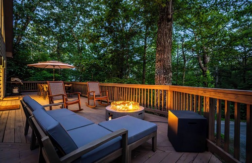 Laurel Ridge House | Updated Mtn House 2 Mins to Resort: 3King Beds, HotTub, Game room, Family & Pets