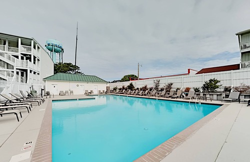 Long Beach Condo | Updated Ocean Walk Condo | Pool, Grill, Private Balcony | Walkable Locale