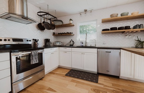 Buena Vista House | Updated, pet friendly home steps from the Arkansas River~ Fly Fishing & Rafting