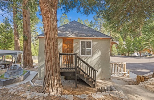 Lake Arrowhead Cabin | Updated Romantic Cabin close to Lake and shoppings Tesla Charger & huge parking