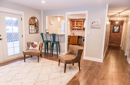 Helena House | Updated single level townhouse