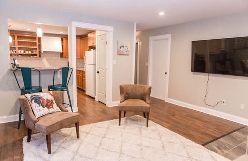 Helena House | Updated single level townhouse