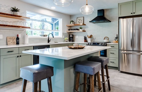 Amazon House | Updated South University-4 blocks to UO. Luxe + Comfort w/ 2 Suites!