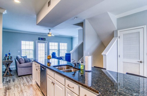 Corpus Christi House | Updated townhome with Gulf views, WiFi, washer/dryer, & pool