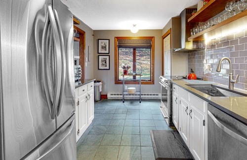 Quechee House | Updated townhome with excellent Green Mountains views - AC, office