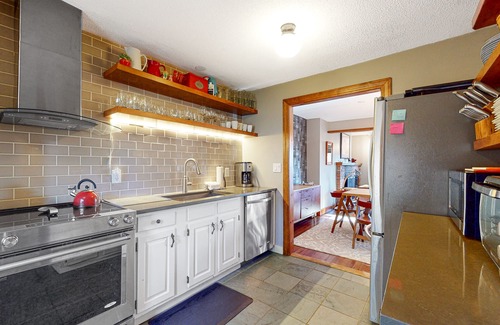 Quechee House | Updated townhome with excellent Green Mountains views - AC, office