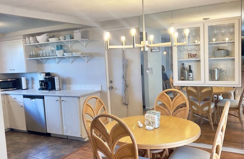 Venice Gardens House | Updated Tranquil 2-bedroom heated pool house in Venice FL, close to Beaches.