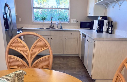 Venice Gardens House | Updated Tranquil 2-bedroom heated pool house in Venice FL, close to Beaches.