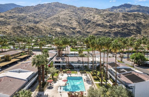 The Mesa Condo | Updated with Private Patio! 3 mins to Downtown Palm Springs
