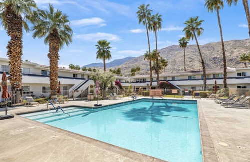 The Mesa Condo | Updated with Private Patio! 3 mins to Downtown Palm Springs