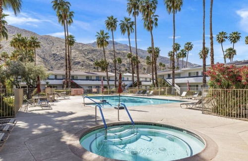 The Mesa Condo | Updated with Private Patio! 3 mins to Downtown Palm Springs