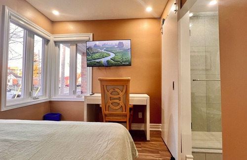 Aurora House | Upgraded Rooms with Bath 7-min to Subway Near Downsview Rogers Stadium