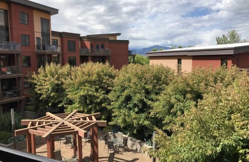 South Pandosy Apartment | Upper Floor w/Courtyard View #550