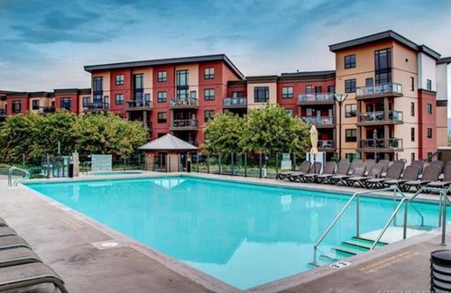 South Pandosy Apartment | Upper Floor w/Courtyard View #550