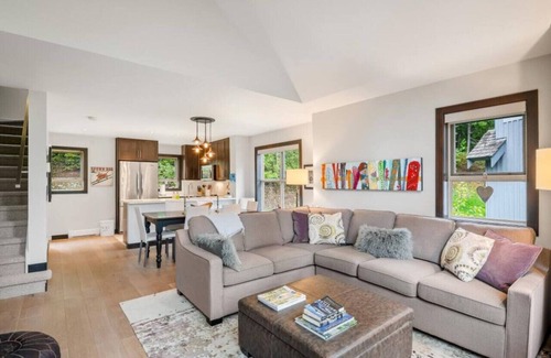 Blackcomb House | Upper Village 3BR:Sleeps 6,Hot tub,Patio+BBQ,Free Parking & Steps from Golf Course!
